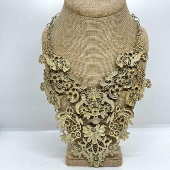 VINTAGE LACE CUT OUT BIB NECKLACE ANTIQUED LIGHT GOLD TONE CHAIN ORNATE FILIGREE - Picture 2 of 15